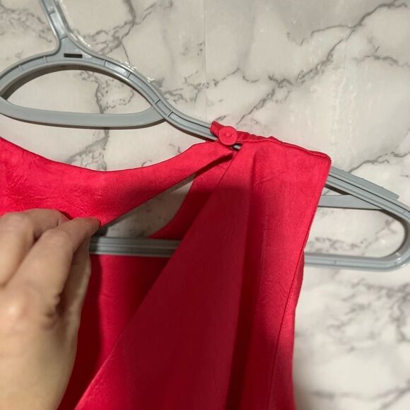 Baum Und Pferdgarten Pink Satin
Crinkle Sleeveless Draped Back Amami
Midi Dress - Picture 7 of 11